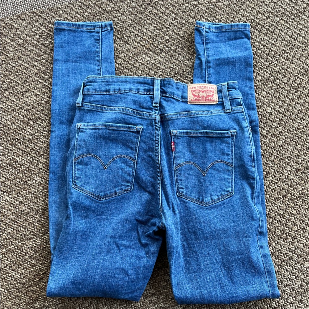 Women’s Levi 721 High Rise Skinny size 27. Medium wash.